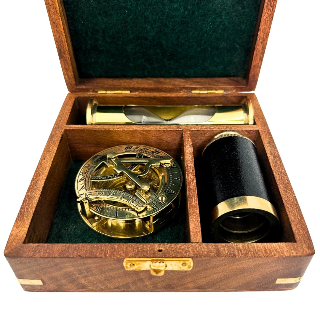 Retro lahjasetti kaiverruksella – messinkinen kompassi, taitettava kaukoputki, tiimalasi puisessa laatikossa