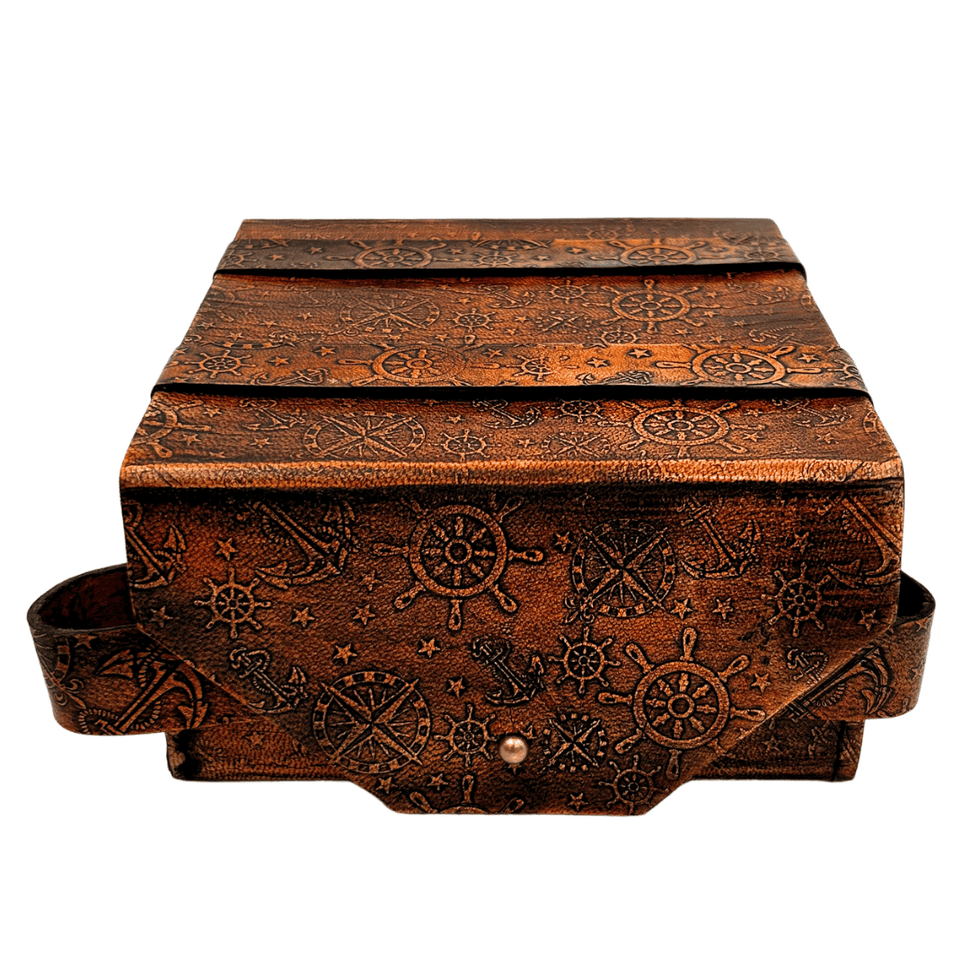 Messinkinen retro sekstantti nahkakotelossa - elegantti navigointiväline kaiverrusmahdollisuudella - täydellinen lahja purjehduksen ja historian ystäville - mitat 13x12x7 cm