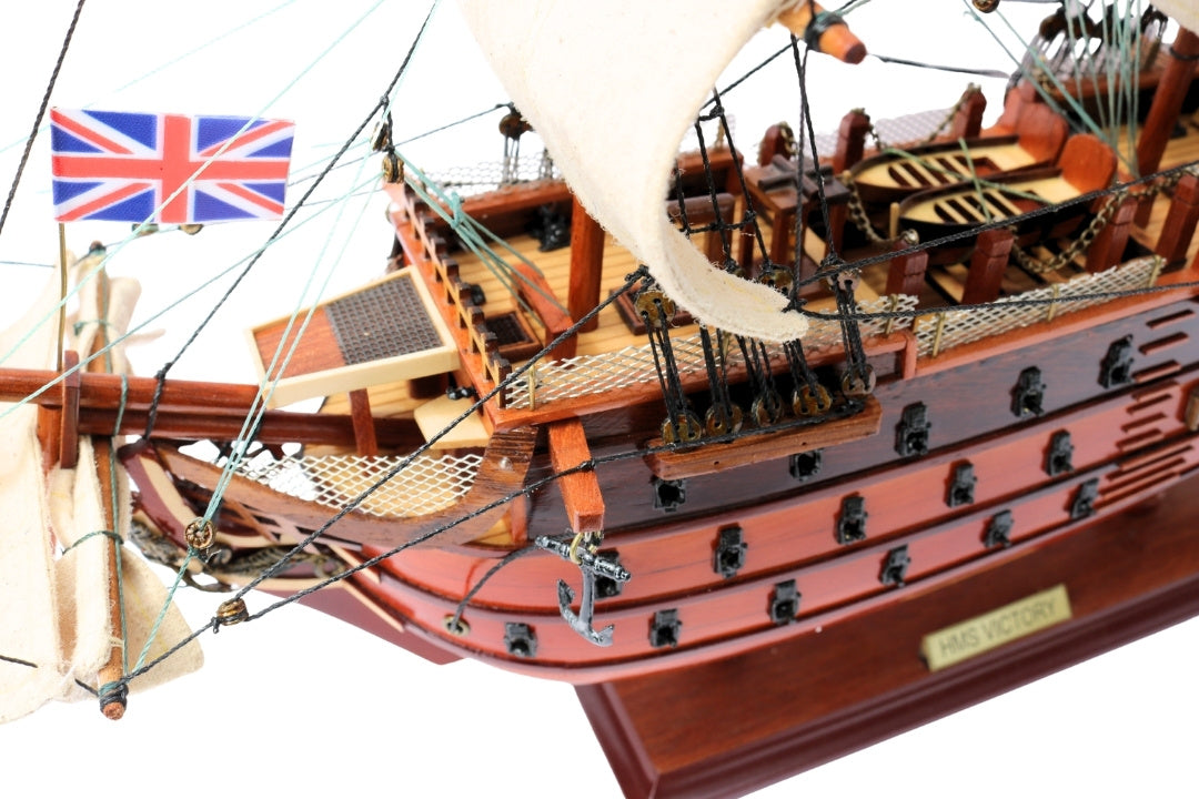 Koottu HMS Victory -purjelaivamalli, 54 cm - käsintehty jäljennös, kaiverruksella personoitavissa - ihanteellinen lahja purjehduksen ystäville - korkealaatuinen, tyylikäs puinen jalusta