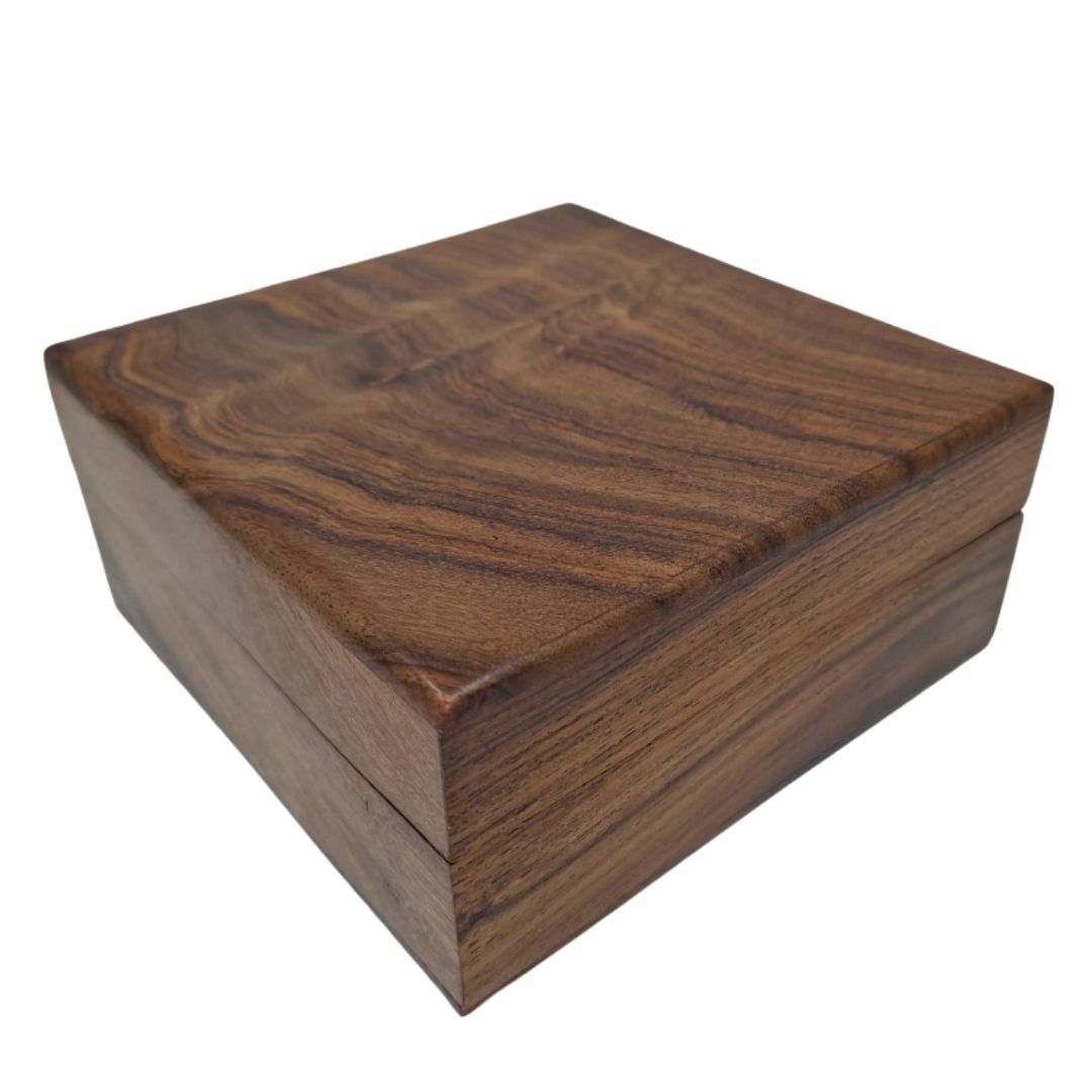 Tyylikäs puulaatikko tummansinisellä sisäosalla, 14x14x6,5 cm, kaiverruksella personoitavaksi