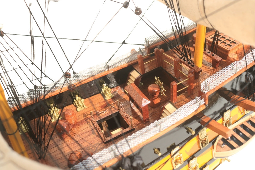 Koottu HMS Victory -purjelaivamalli, 80 cm, kaiverruksella personoitavissa - eksklusiivinen lahja- ja sisustusesine, käsintehty eksoottisesta puusta, korkealaatuinen ja viimeistelty yksityiskohtia myöten