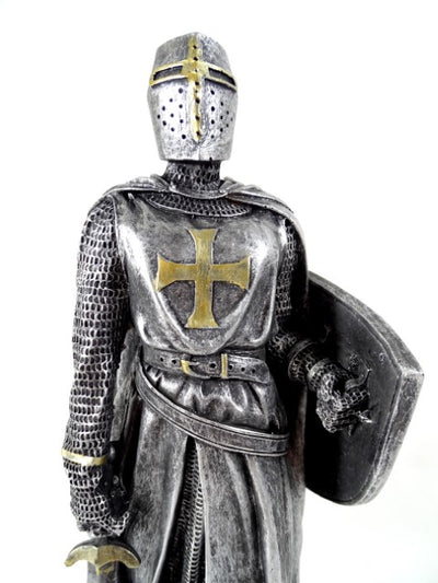 Kaiverrettu ristiretkiritarin figuuri 30 cm