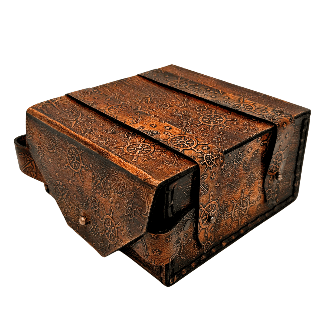 Messinkinen retro sekstantti nahkakotelossa - elegantti navigointiväline kaiverrusmahdollisuudella - täydellinen lahja purjehduksen ja historian ystäville - mitat 13x12x7 cm