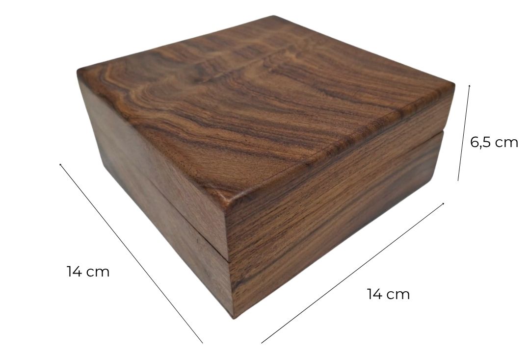 Tyylikäs puulaatikko tummansinisellä sisäosalla, 14x14x6,5 cm, kaiverruksella personoitavaksi
