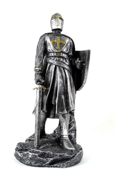 Kaiverrettu ristiretkiritarin figuuri 30 cm
