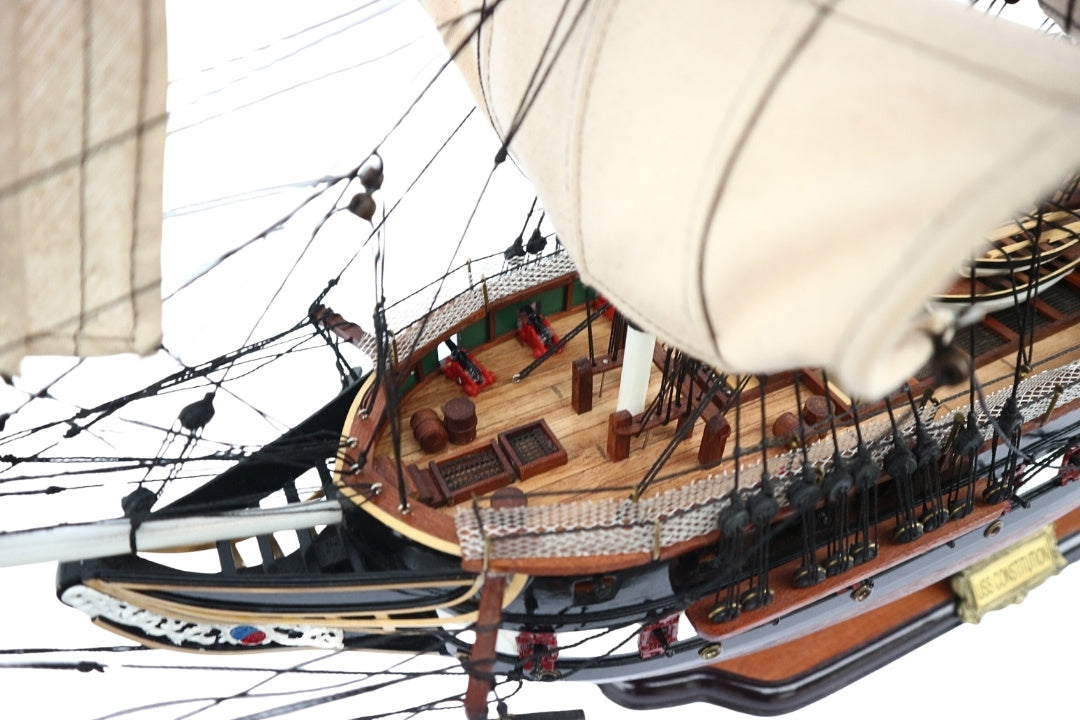 Eksklusiivinen suuri USS Constitution -purjelaivamalli, 100 cm, kaiverruksella personoitavissa