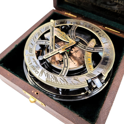 Messinkinen kompassi aurinkokellolla puisessa laatikossa, jossa kaiverrusmahdollisuus