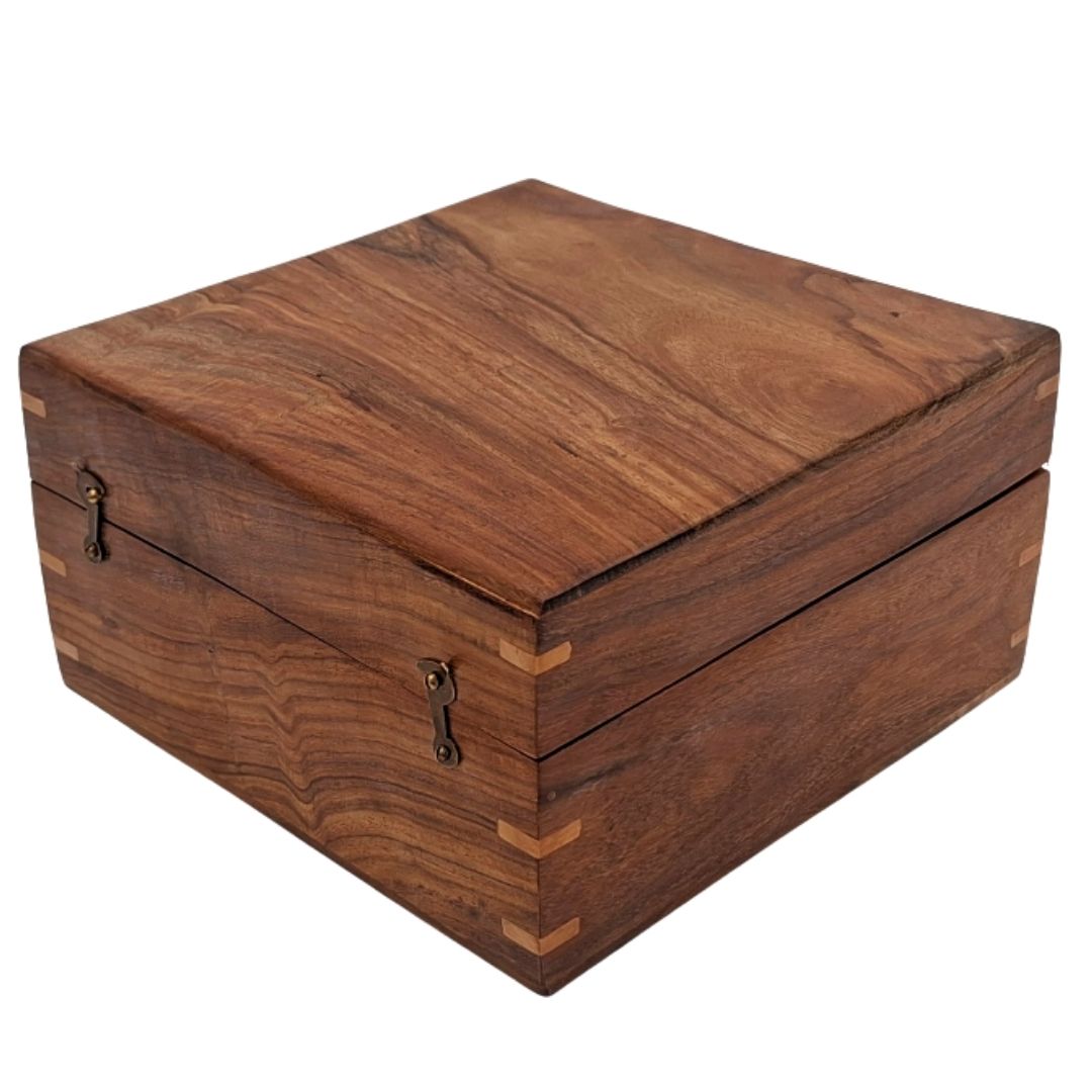 Tyylikäs puinen lahjarasia, 20x20x11 cm, tummansinisellä sisäosalla ja mahdollisuudella personoida kaiverruksella