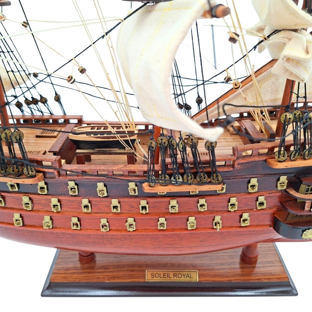 Koottu Soleil Royal -purjelaivamalli, 46 cm - käsintehty eksoottisesta puusta, kaiverruksella personoitavissa