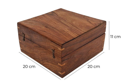 Tyylikäs puinen lahjarasia, 20x20x11 cm, tummansinisellä sisäosalla ja mahdollisuudella personoida kaiverruksella