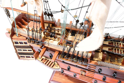 Koottu HMS Victory -purjelaivamalli, 54 cm - käsintehty jäljennös, kaiverruksella personoitavissa - ihanteellinen lahja purjehduksen ystäville - korkealaatuinen, tyylikäs puinen jalusta