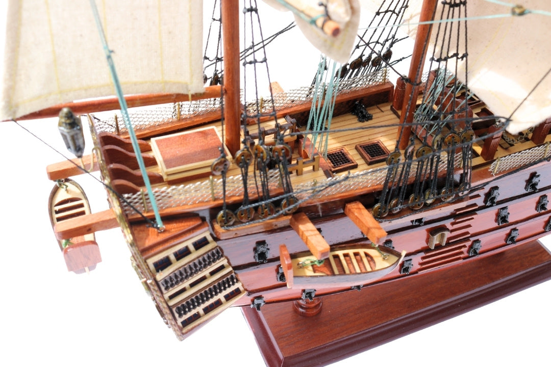 Koottu HMS Victory -purjelaivamalli, 54 cm - käsintehty jäljennös, kaiverruksella personoitavissa - ihanteellinen lahja purjehduksen ystäville - korkealaatuinen, tyylikäs puinen jalusta