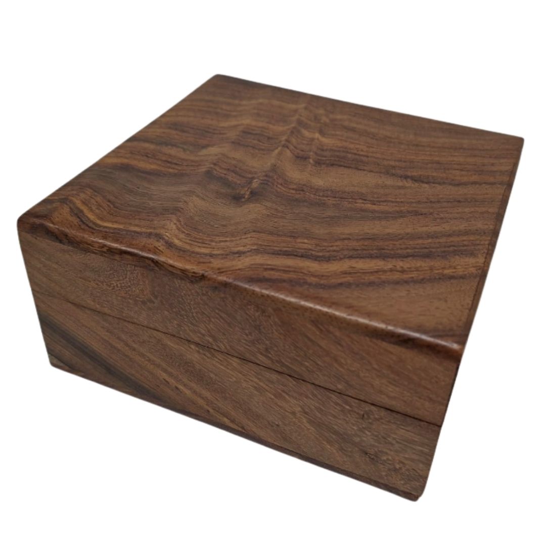 Tyylikäs puulaatikko tummansinisellä sisäosalla, 14x14x6,5 cm, kaiverruksella personoitavaksi
