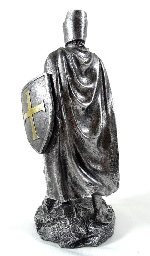 Kaiverrettu ristiretkiritarin figuuri 30 cm