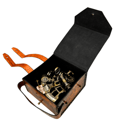 Messinkinen retro sekstantti nahkakotelossa - elegantti navigointiväline kaiverrusmahdollisuudella - täydellinen lahja purjehduksen ja historian ystäville - mitat 13x12x7 cm
