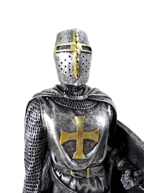 Kaiverrettu ristiretkiritarin figuuri 30 cm
