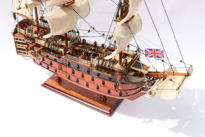 Koottu HMS Victory -purjelaivamalli, 54 cm - käsintehty jäljennös, kaiverruksella personoitavissa - ihanteellinen lahja purjehduksen ystäville - korkealaatuinen, tyylikäs puinen jalusta