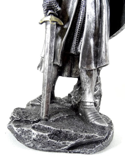 Kaiverrettu ristiretkiritarin figuuri 30 cm