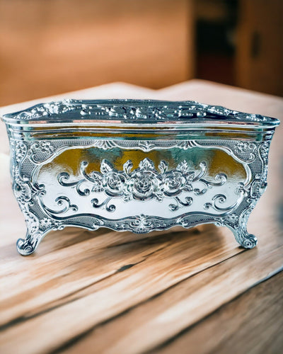 Tyylikäs nenäliinaboksi kohokuvioiduilla kukilla - lautasliinateline