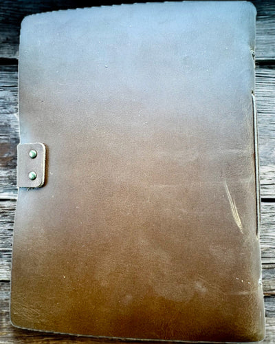 Notatnik Premium "RetroNotes" – Tyylikäs aito nahkamuistikirja - 200 sivua, 120g, muistikirja, luonnoskirja, ruskea väri, personointi kaiverruksella