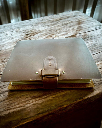 Notatnik Premium "RetroNotes" – Tyylikäs aito nahkamuistikirja - 200 sivua, 120g, muistikirja, luonnoskirja, ruskea väri, personointi kaiverruksella