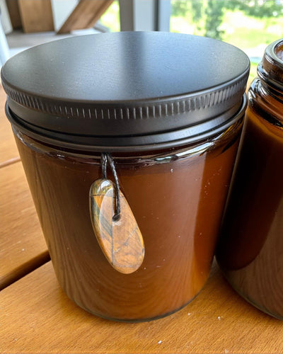 Intentionaalikynttilä Tiikerin Voima – Itsevarmuus ja hyvinvointi, 250 ml, mahdollisuus kannen personointiin lahjaksi