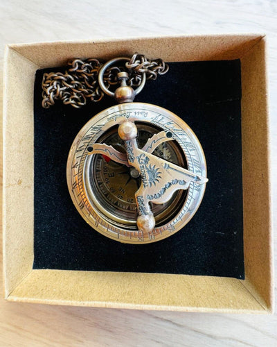 Matkailijan Kompassi kaiverruksella, personointi – Intialaisten Käsityöläisten Käsityö