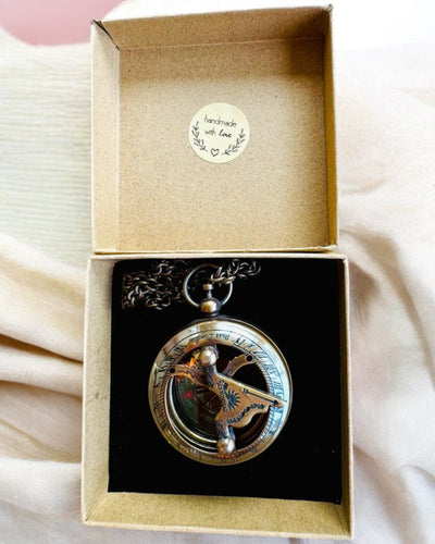 Matkailijan Kompassi kaiverruksella, personointi – Intialaisten Käsityöläisten Käsityö