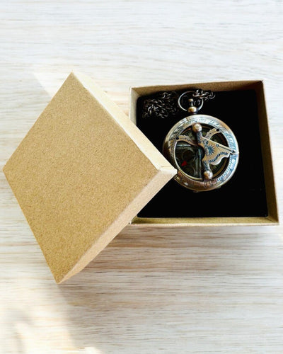 Matkailijan Kompassi kaiverruksella, personointi – Intialaisten Käsityöläisten Käsityö