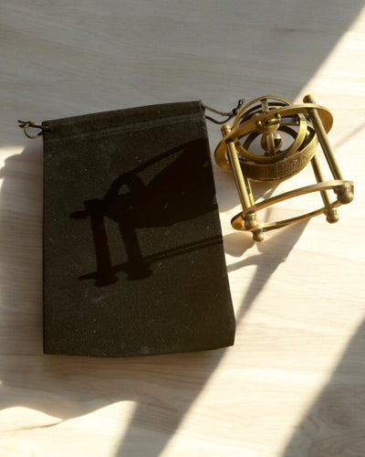 Astronominen kello "Kosmiczna Harmonia" - mahdollisuus personointiin kaiverruksella