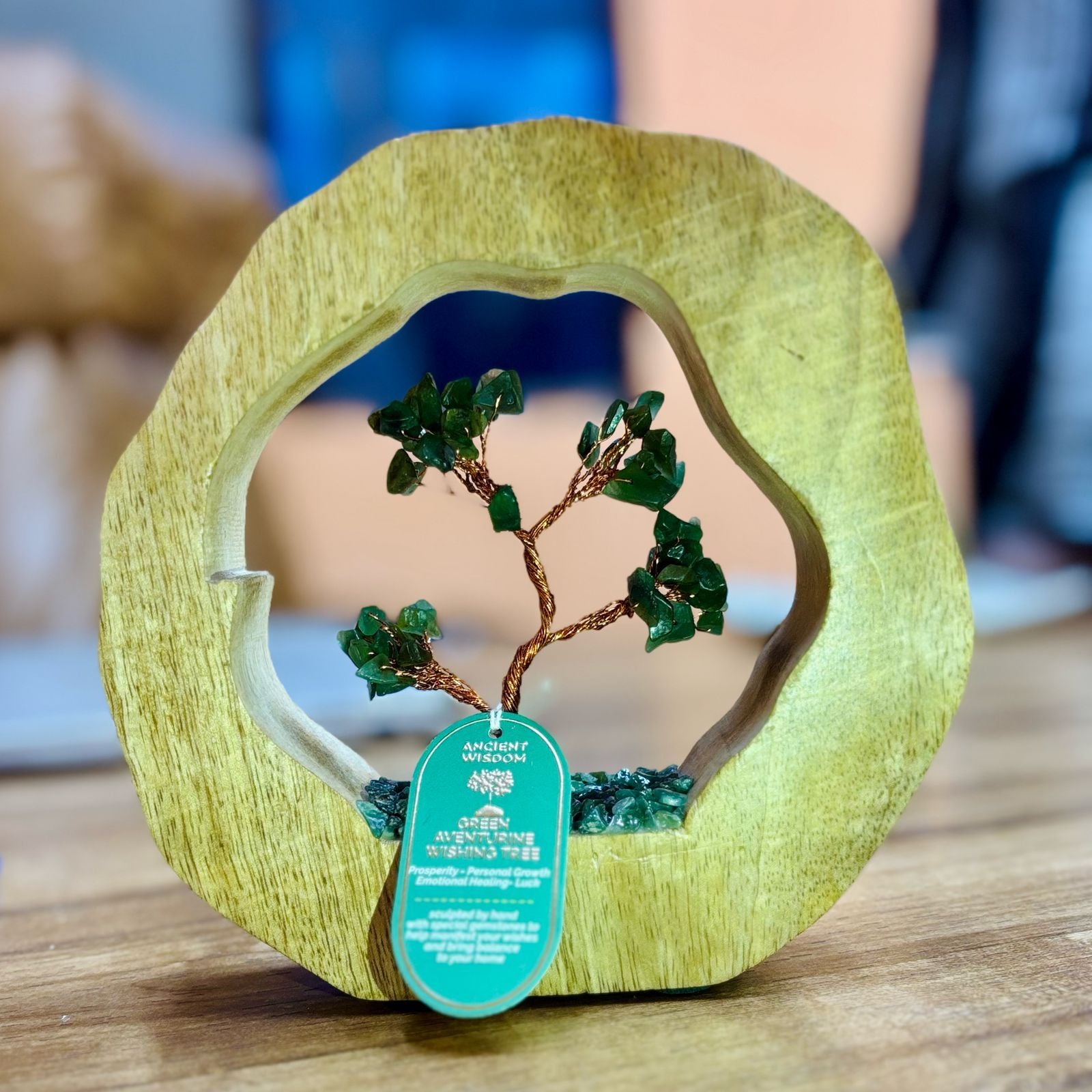 Mangopuinen vihreän aventuriinin puutarha kehykseen – Käsityötä, 60 sirukiveä – Täydellinen lahjaksi – Mitat 17,5x17x4 cm, paino 350 g