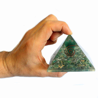 Taianomainen orgoniittipyramidi 70 mm - enkeli esoteerisilla esineillä, vihertävä sisus ja käsin viimeistelty