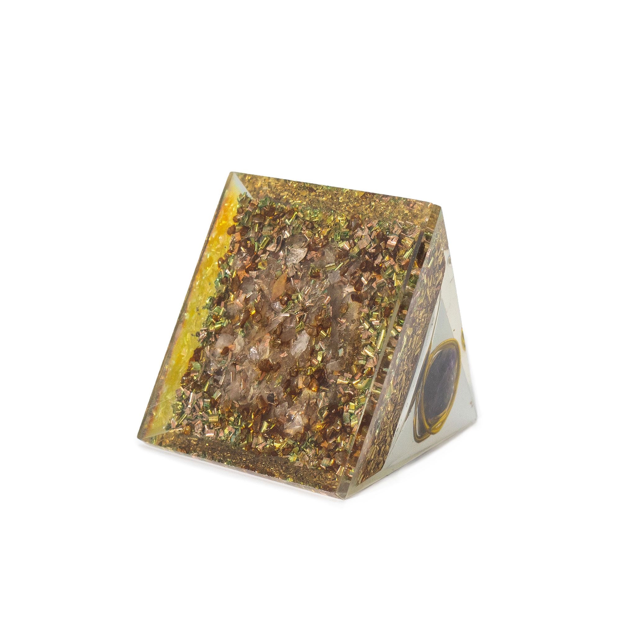Keskikokoinen orgoniittipyramidi ametistilla ja kuparilla 7x6 cm