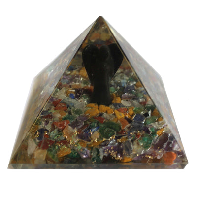 Taianomainen orgoniittipyramidi 70 mm - enkeli esoteerisilla esineillä, vihertävä sisus ja käsin viimeistelty