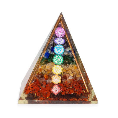 Keskikokoinen orgoniittipyramidi 7x6 cm kuparitangolla ja 7 chakrakivellä - monivärinen energian harmonian elementti lahjaksi