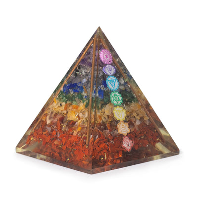 Keskikokoinen orgoniittipyramidi 7x6 cm kuparitangolla ja 7 chakrakivellä - monivärinen energian harmonian elementti lahjaksi