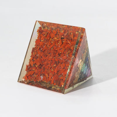 Keskikokoinen orgoniittipyramidi 7x6 cm kuparitangolla ja 7 chakrakivellä - monivärinen energian harmonian elementti lahjaksi
