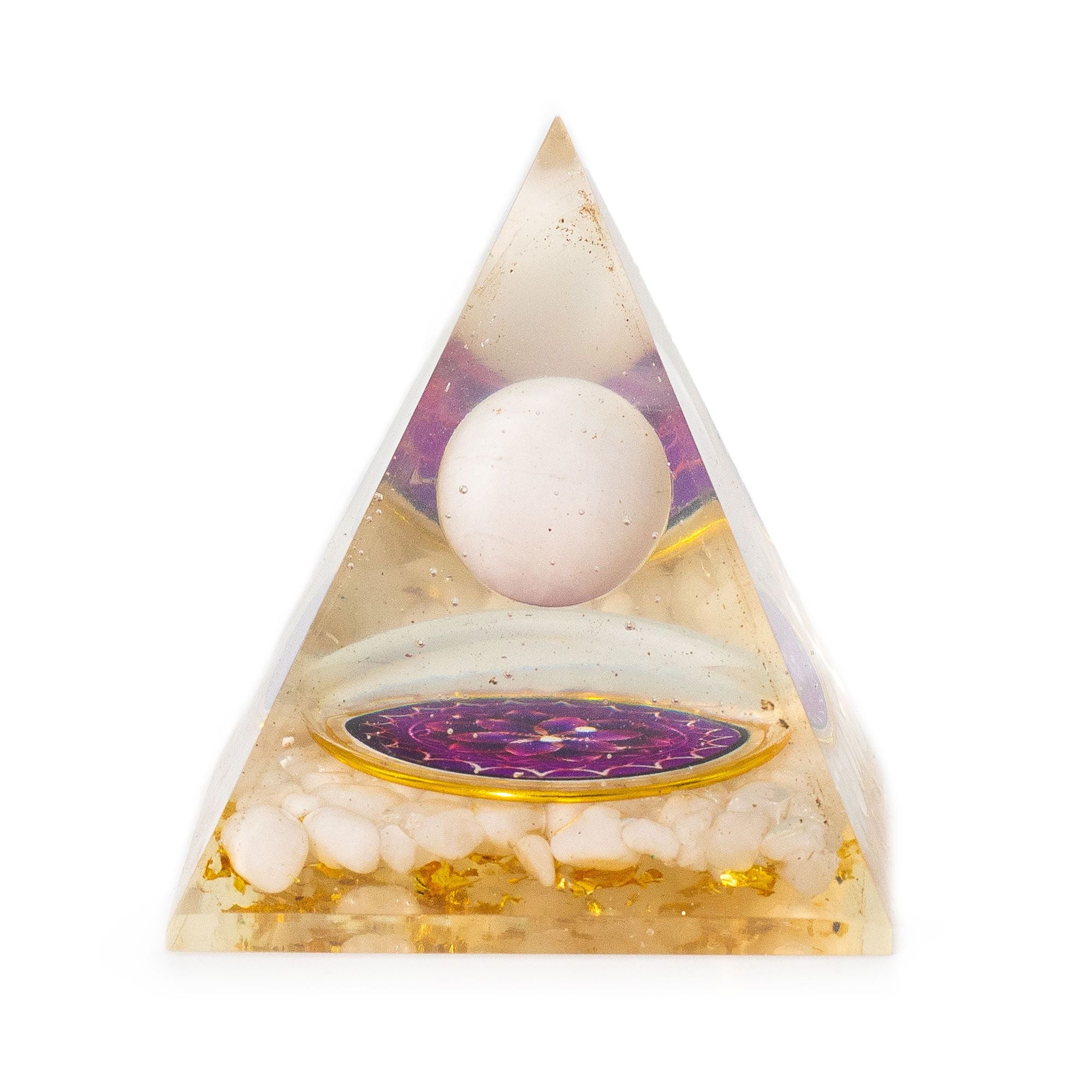 Orgoniittipyramidi valkoisella kvartsipallolla 7x6 cm - luonnollisia kvartsin paloja ja kultaisia lehtiä