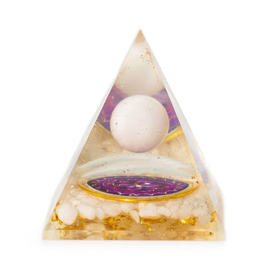 Orgoniittipyramidi valkoisella kvartsipallolla 7x6 cm - luonnollisia kvartsin paloja ja kultaisia lehtiä