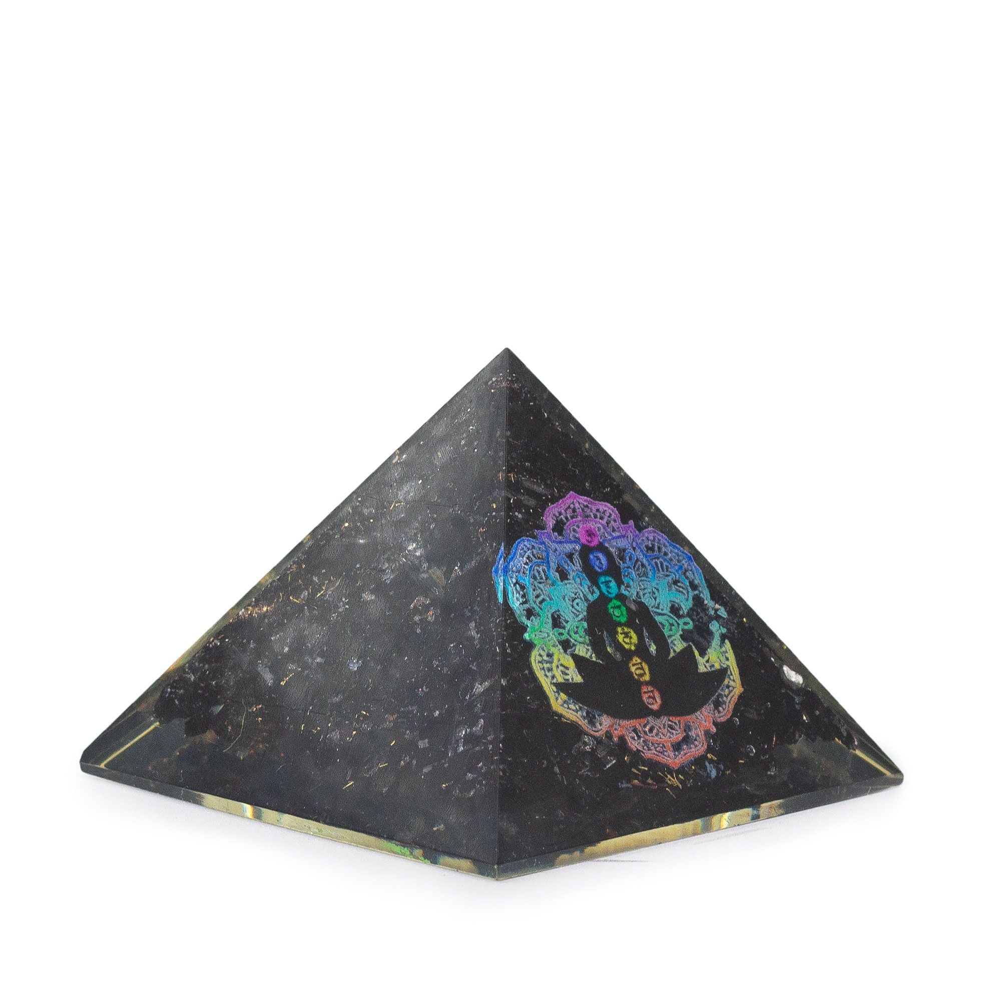 Pieni orgaaninen pyramidi mustasta turmaliinista 5,5x4,5 cm buddhan chakrojen motiivilla