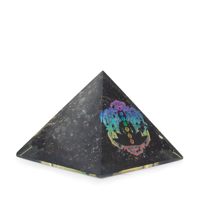 Pieni orgaaninen pyramidi mustasta turmaliinista 5,5x4,5 cm buddhan chakrojen motiivilla