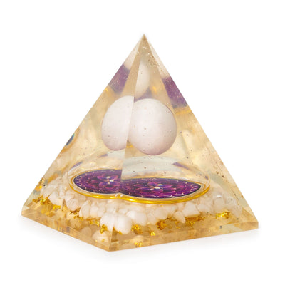 Orgoniittipyramidi valkoisella kvartsipallolla 7x6 cm - luonnollisia kvartsin paloja ja kultaisia lehtiä