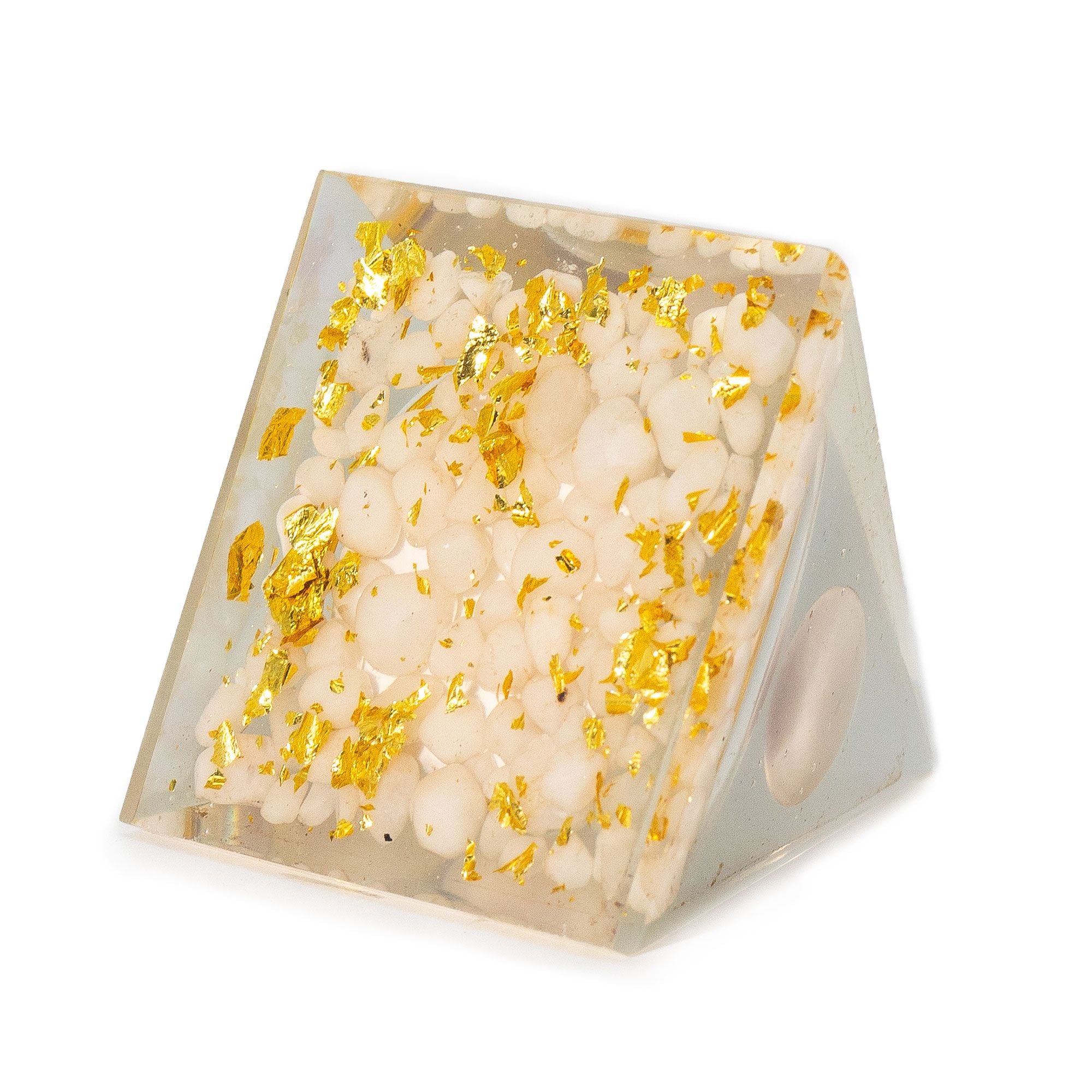 Orgoniittipyramidi valkoisella kvartsipallolla 7x6 cm - luonnollisia kvartsin paloja ja kultaisia lehtiä