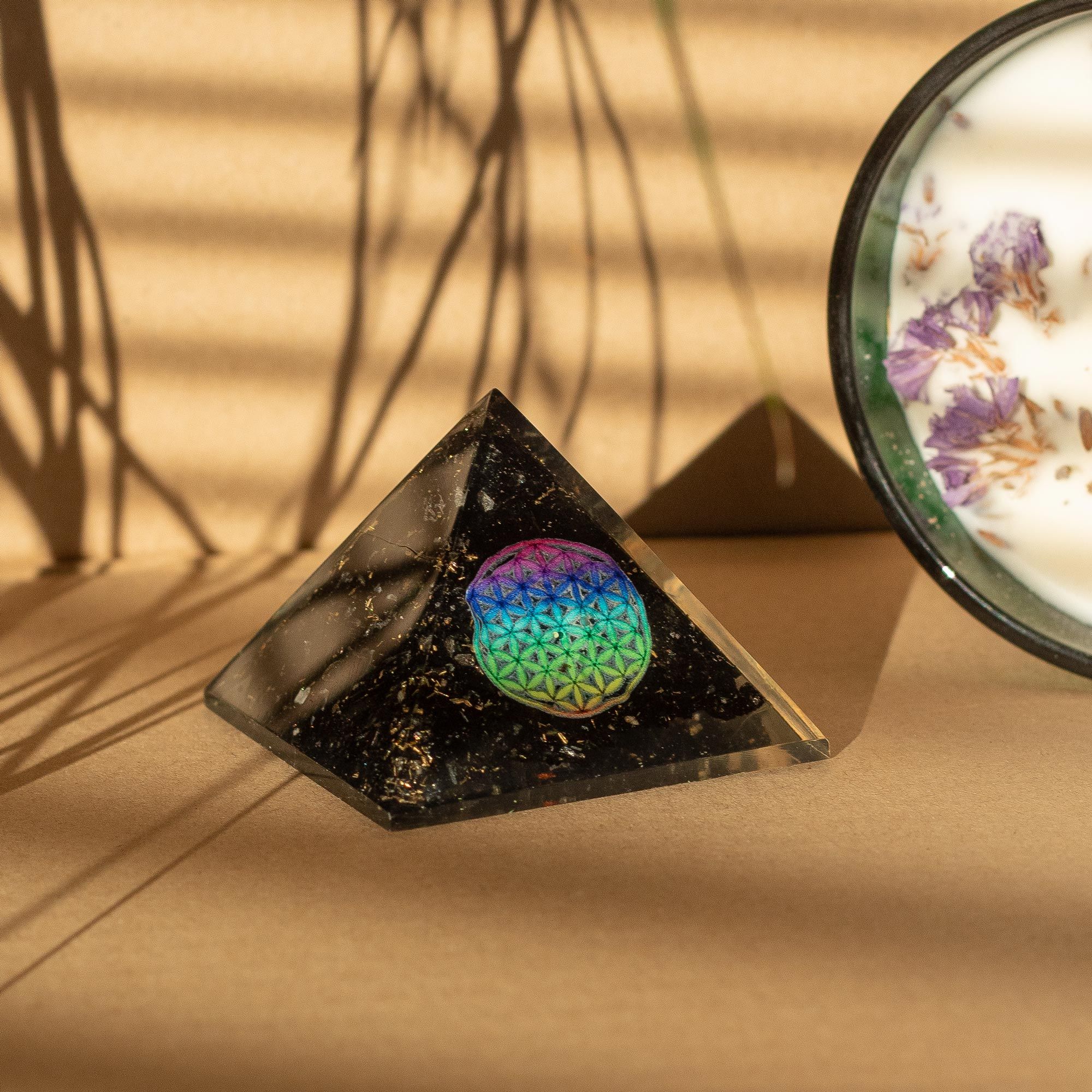Orgone-pyramidi mustasta turmaliinista 5,5x4,5 cm elämän kukalla