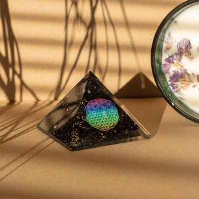 Orgone-pyramidi mustasta turmaliinista 5,5x4,5 cm elämän kukalla