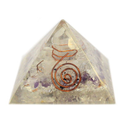 Taianomainen orgoniittipyramidi 55 mm jalokivillä ja kuparilla