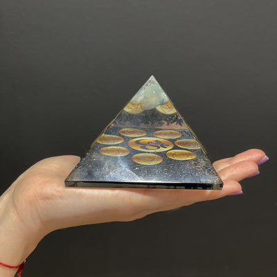 Orgaaninen pyramidi Midnight Om Chakra