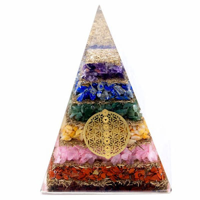 Orgaaninen pyramidi seitsemän chakran ja elämän kukan symbolilla