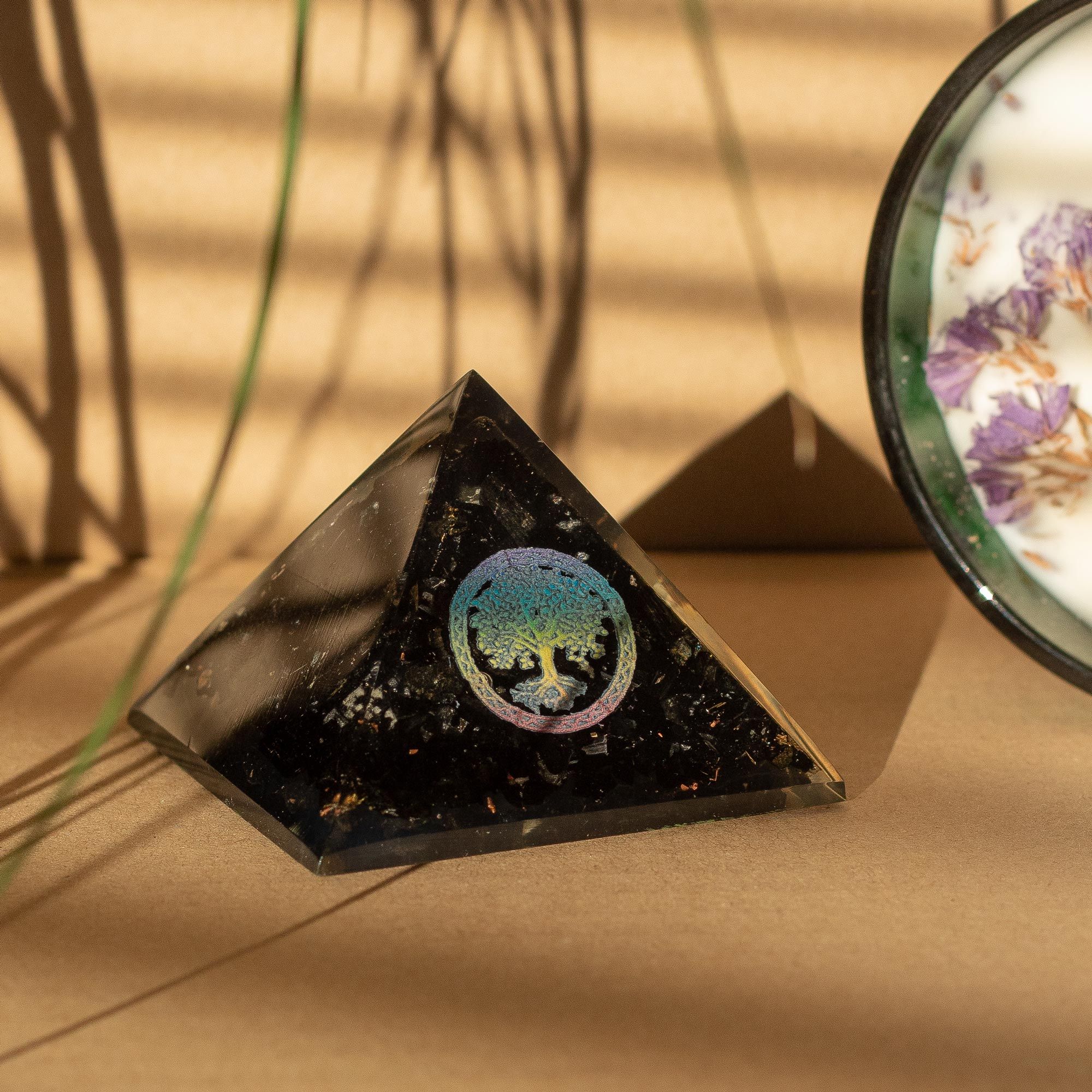 Tyylikäs orgaaninen pyramidi mustasta turmaliinista ja elämän puun symbolilla - 5,5x4,5 cm