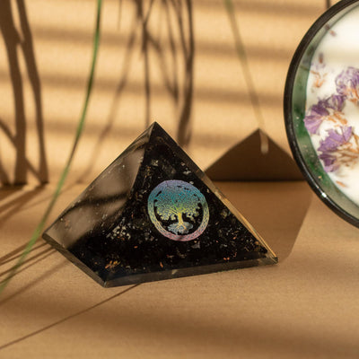 Tyylikäs orgaaninen pyramidi mustasta turmaliinista ja elämän puun symbolilla - 5,5x4,5 cm